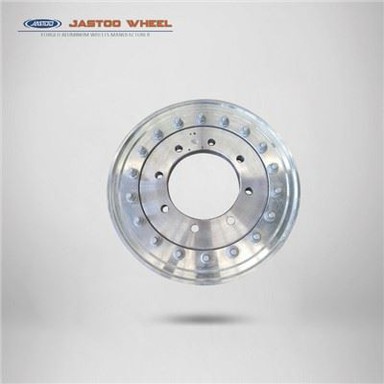 8 bánh xe quân sự